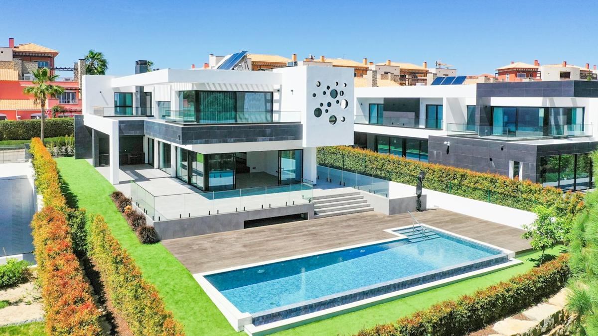 Modern villa with swimming pool in the Algarve