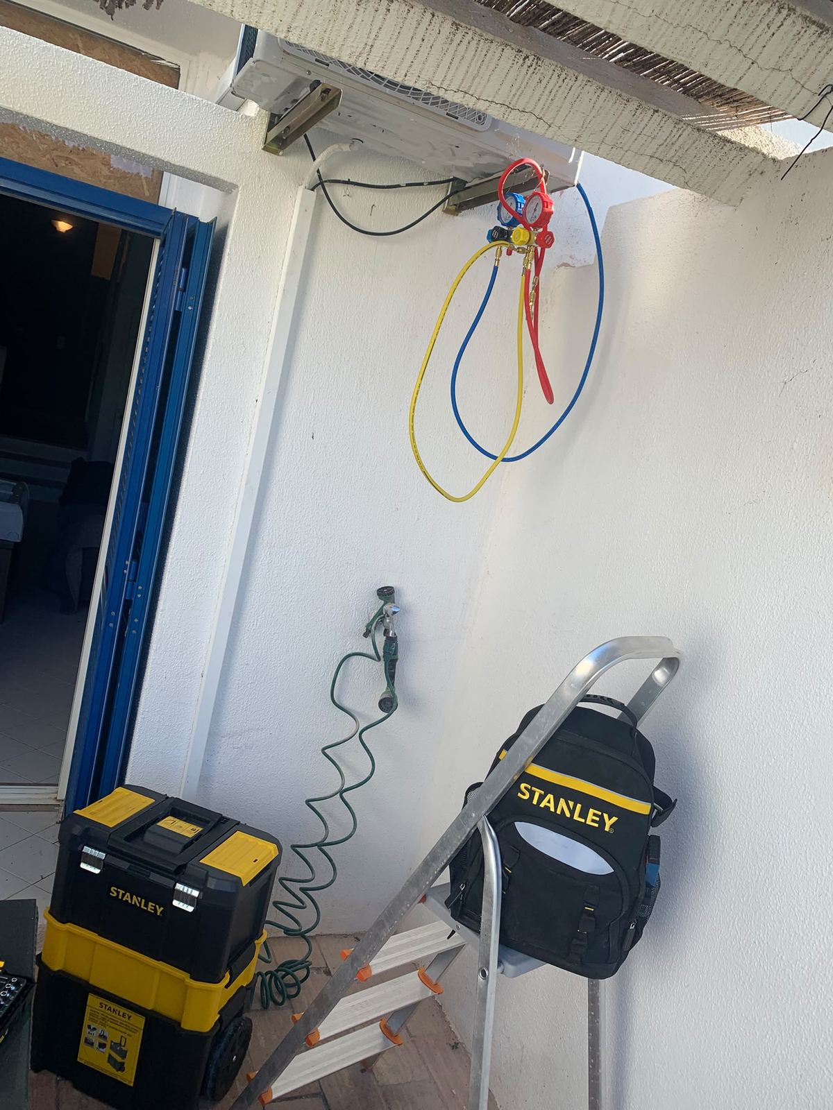 Gauges connected to diagnose an air conditioning fault